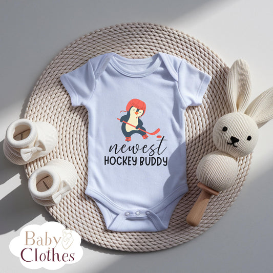newest hockey buddy baby bodysuit, cute hockey baby outfit, baby announcement, newborn baby gift, daddy’s hockey partner onesie®