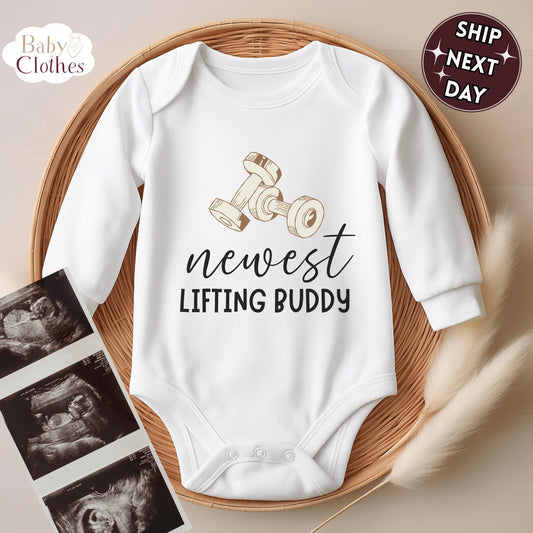 newest lifting buddy baby bodysuit, cute lifting baby outfit, baby announcement, newborn baby gift, daddy’s lifting partner onesie®